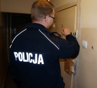 Zdjęcie kolorowe, przedstawiające policjanta.