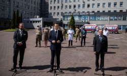 Zdjęcie kolorowe, przedstawiające zdjęcie z konferencji.