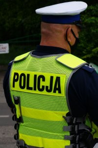 Zdjęcie kolorowe, przedstawiające policjanta ruchu drogowego.