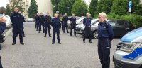 Zdjęcie kolorowe, przedstawiające policjantów wykonujących zadanie sportowe.