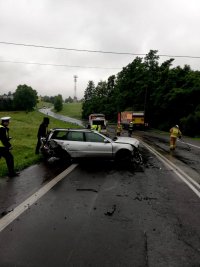 Zdjęcie kolorowe, przedstawiające uszkodzenia pojazdu audi.