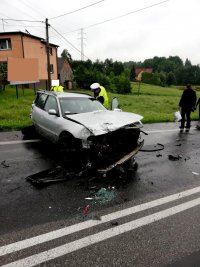 Zdjęcie kolorowe, przedstawiające uszkodzenia pojazdu audi.