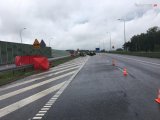 Zdjęcie kolorowe, przedstawiające zdarzenie drogowe na autostradzie.