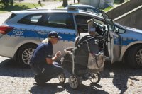 Zdjęcie przedstawiające policjantów w parku podczas prelekcji.