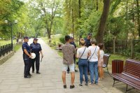 Zdjęcie kolorowe, przedstawiające policjantów i dzieci w parku.