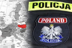 Zdjęcie kolorowe, przedstawiające naszywkę polskiej Policji.