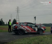 Zdjęcie kolorowe, przedstawiające pojazdy uczestniczące w rajdzie.