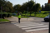 Zdjęcie kolorowe, przedstawiające policjanta na przejściu dla pieszych.