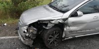 Zdjęcie kolorowe, przedstawiające uszkodzony pojazd mercedes.