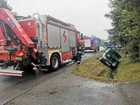 Zdjęcie kolorowe, przedstawiające samochód opel w rowie. Zdjęcie pochodzące od &quot;Jastrzębie-Zdrój - Informacje Drogowe 24h&quot;