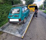 Zdjęcie kolorowe, przedstawiające samochód fiat 126p na lawecie.