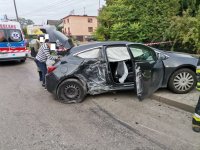 Zdjęcie kolorowe, przedstawiające uszkodzony samochód opel.