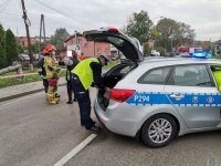 Zdjęcie kolorowe, przedstawiające policjantów ruchu drogowego.