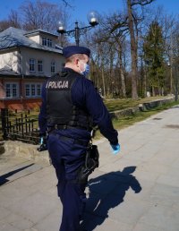 Zdjęcie kolorowe, przedstawiające policjanta.