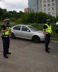 Zdjęcie kolorowe, przedstawiające policjantów ruchu drogowego.