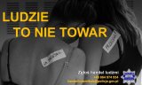 Zdjęcie kolorowe plakatu z napisem &quot;Ludzie to nie towar&quot; na którym widoczne są dwie kobiety.