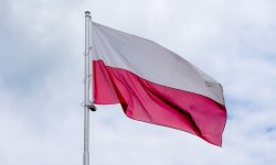 Zdjęcie kolorowe, przedstawiające flagę Polski.