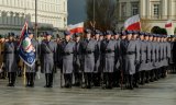 Zdjęcie kolorowe, przedstawiające policjantów