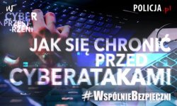 Zdjęcie kolorowe, przedstawiające dłoń piszącą na klawiaturze, oraz napis akcji &quot;Jak się chronić przed ceberatakami&quot;