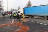 Zdjęcie kolorowe, przedstawiające miejsce kolizji drogowe, służby pracujące na miejscu.