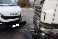 Zdjęcie przedstawiające samochód scania i iveco.