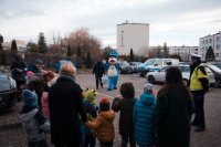 Zdjęcie kolorowe, przedstawiające policjantów i SZNUPKA wraz z przedszkolakami.