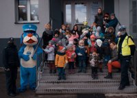 Zdjęcie kolorowe, przedstawiające policjantów i SZNUPKA wraz z przedszkolakami.