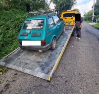 Zdjęcie kolorowe, przedstawiające samochód fiat 126p.