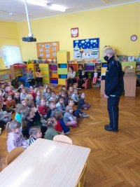 Zdjęcie kolorowe, przedstawiające dzieci z przedszkola  w trakcie prelekcji.