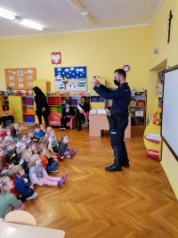 Zdjęcie kolorowe, przedstawiające dzieci z przedszkola  w trakcie prelekcji.