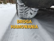 Zdjęcie kolorowe, przedstawiające zaśnieżoną drogę oraz widoczne koło pojazdu, na tle śniegu napis droga hamowania.