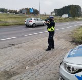 Zdjęcie kolorowe, przedstawiające policjantkę ruchu drogowego w trakcie pomiaru na urządzeniu Tru-Cam.