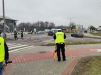 Zdjęcie kolorowe, przedstawiające zdarzenie drogowe na ulicy Kusocińskiego.