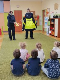 Zdjęcie przedstawiające dzieci i policjantów w przedszkolu.