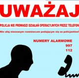 Zdjęcie kolorowe, przedstawiające plakat na którym widać zamaskowaną osobę, która rozmawia przez telefon.