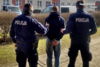 Zdjęcie przedstawiające policjantów oraz osobę zatrzymaną.