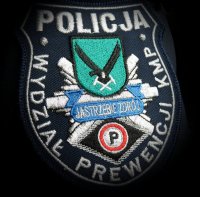 Zdjęcie kolorowe, przedstawiające naszywkę na mundurze policjanta prewencji.