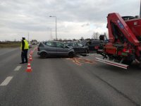 Zdjęcie kolorowe, przedstawiające pojazdy uczestniczące w zdarzeniu drogowym.