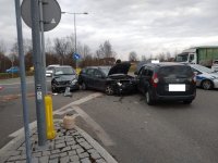 Zdjęcie kolorowe, przedstawiające pojazdy uczestniczące w zdarzeniu drogowym.