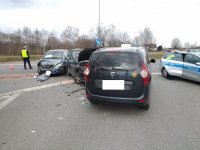 Zdjęcie kolorowe, przedstawiające pojazdy uczestniczące w zdarzeniu drogowym.