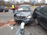 Zdjęcie kolorowe, przedstawiające pojazdy uczestniczące w zdarzeniu drogowym.