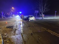 Zdjęcie kolorowe, przedstawiające pojazd uczestniczący w zdarzeniu drogowym i służby ratunkowe.