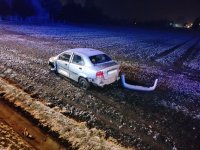 Zdjęcie kolorowe, przedstawiające pojazd chevrolet uczestniczący w zdarzeniu drogowym.