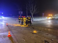 Zdjęcie kolorowe, przedstawiające pojazd uczestniczący w zdarzeniu drogowym i prace straży pożarnej.