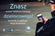 Zdjęcie przedstawiające policjanta trzymającego telefon.