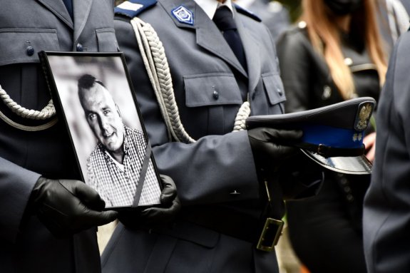 Zdjęcie przedstawiające pożegnanie zmarłego policjanta.