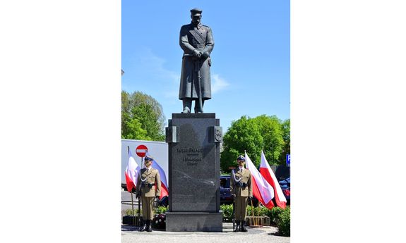 Zdjęcie przedstawiające pomnik Józefa Piłsudskiego.