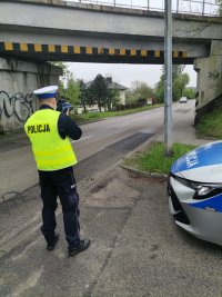 Zdjęcie przedstawiające policjanta ruchu drogowego.