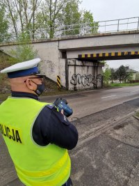 Zdjęcie przedstawiające policjanta ruchu drogowego.