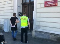 Zdjęcie przedstawiające zatrzymanego oraz policjanta.